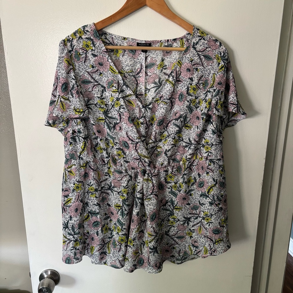 Torrid Size 1X Georgette Twist Surplice Flutter‎ Sleeve Floral Top